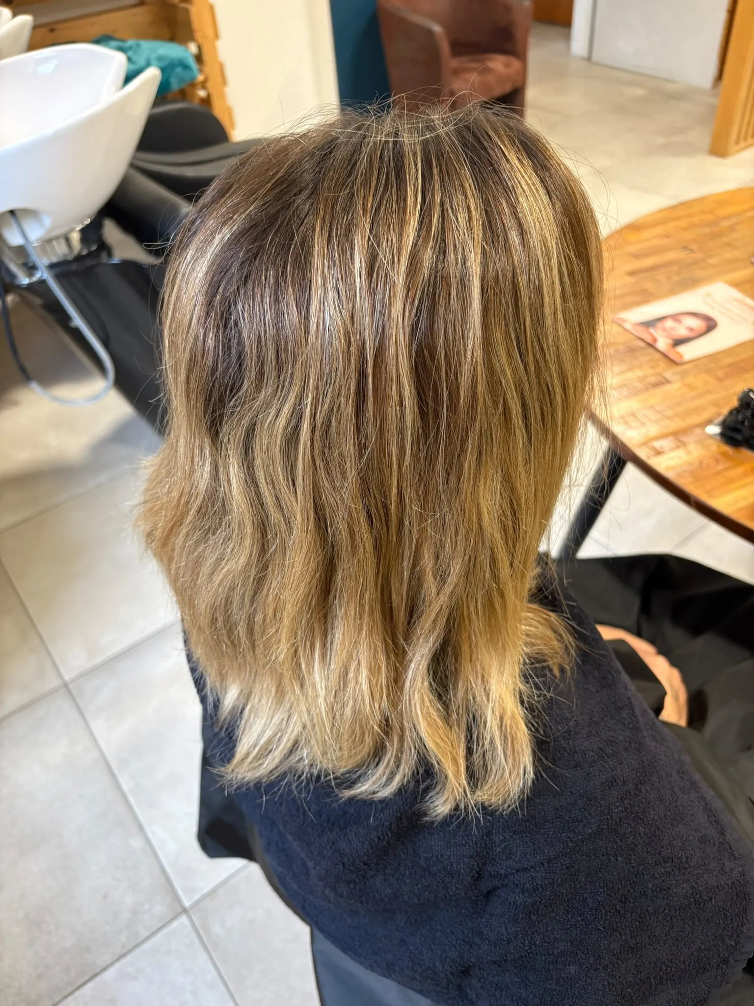 Longueurs blondes plus dorées aux pointes éclaircies avant la coloration