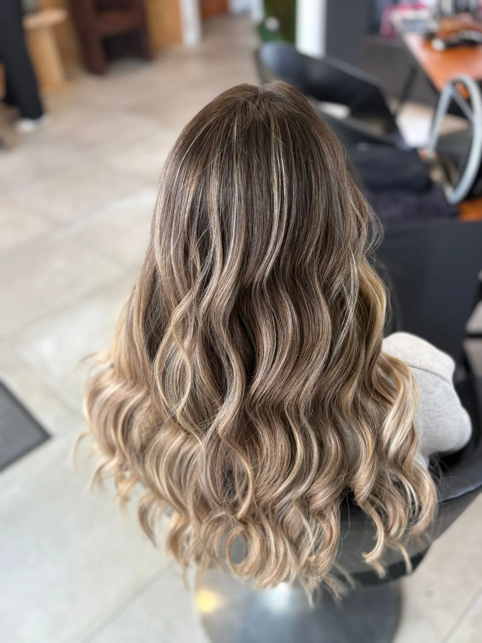 Cheveux longs ondulés avec mèches blondes