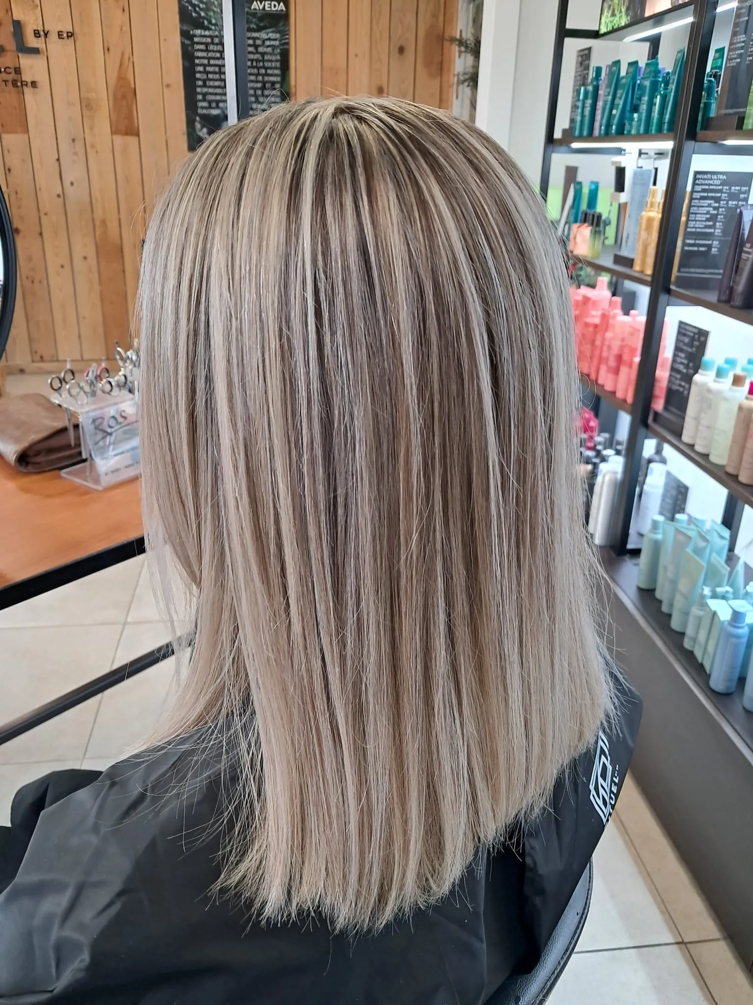 Blond froid lisse sur cheveux mi-longs