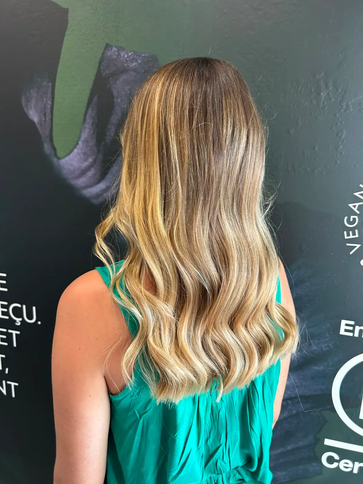 Mèches blondes lumineuses et ondulations sur cheveux longs