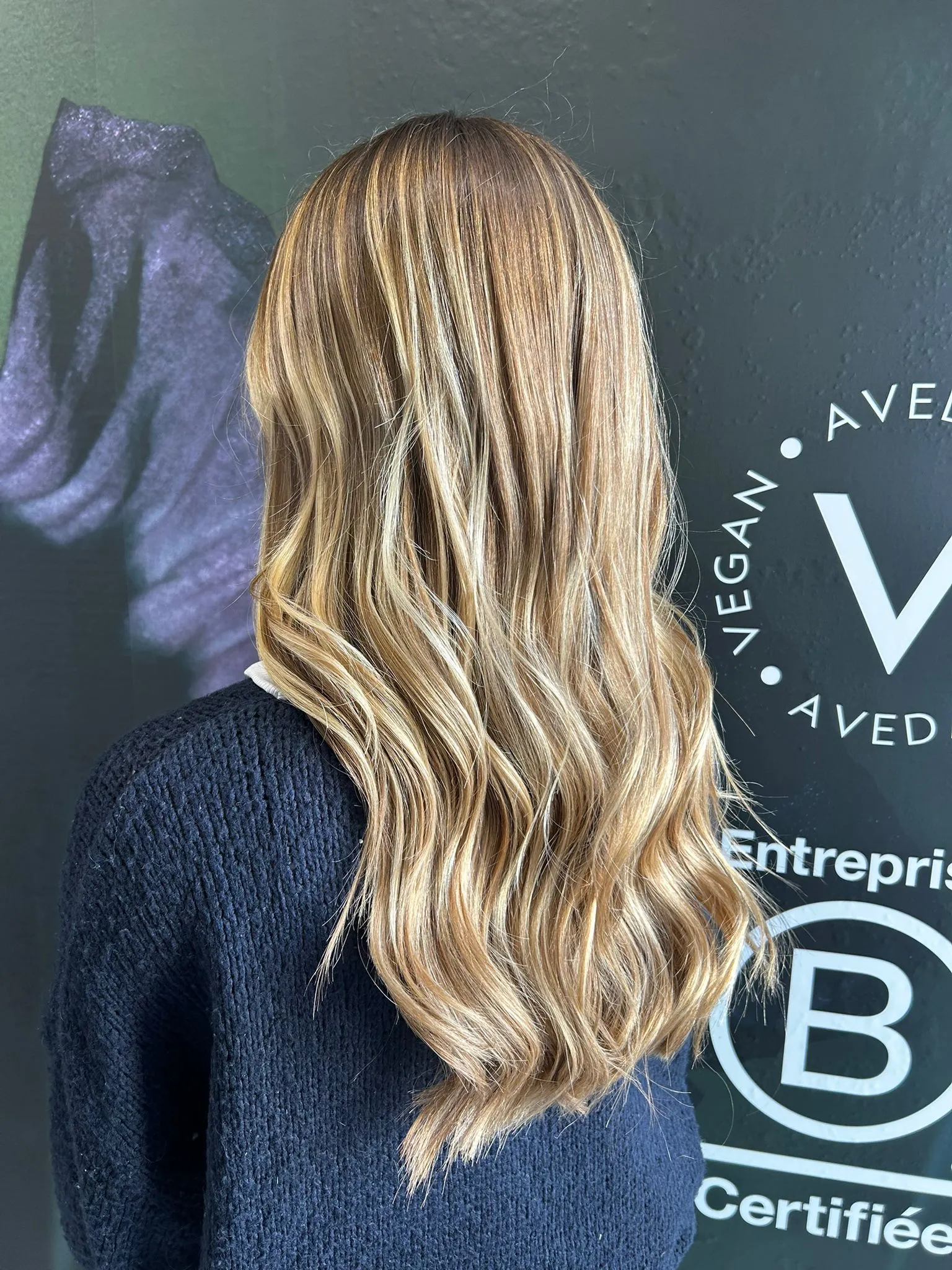 Mèches blondes sur cheveux longs ondulés
