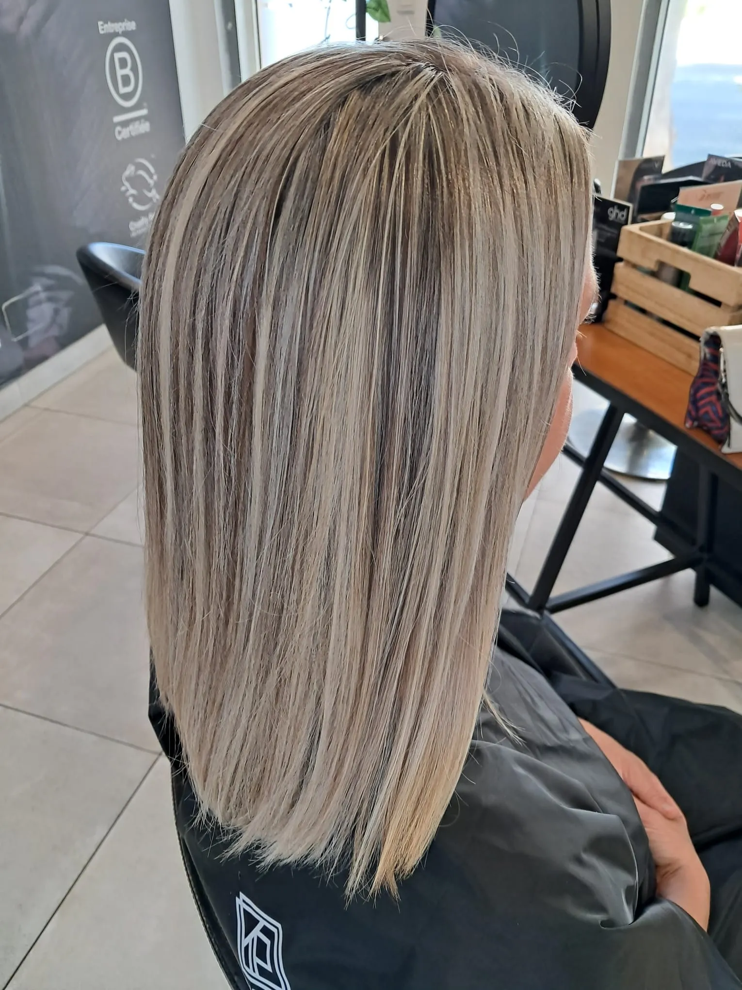 Mèches blondes très claires sur cheveux mi-longs lisses