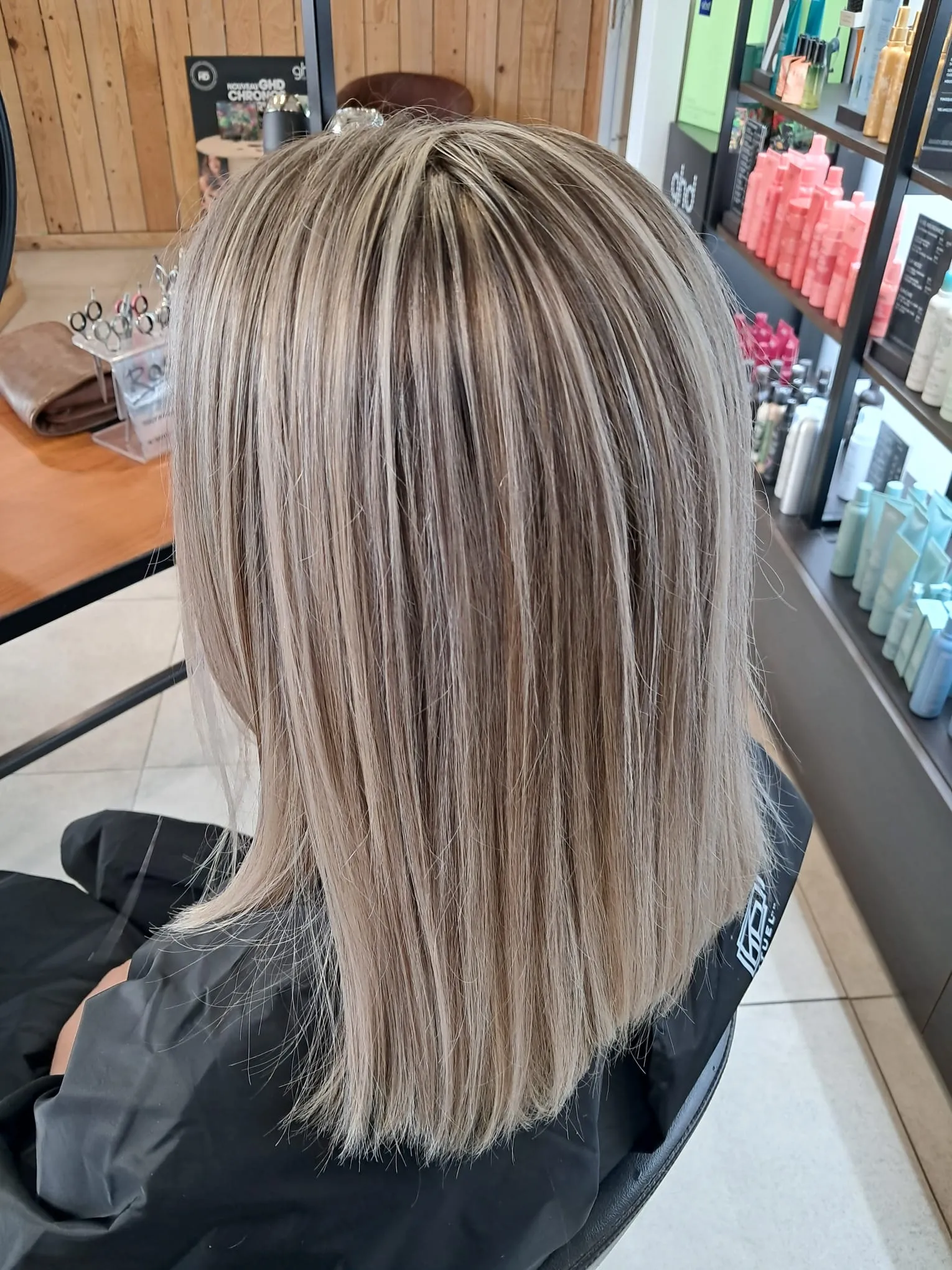 Carré long et lisse avec des mèches blond froid