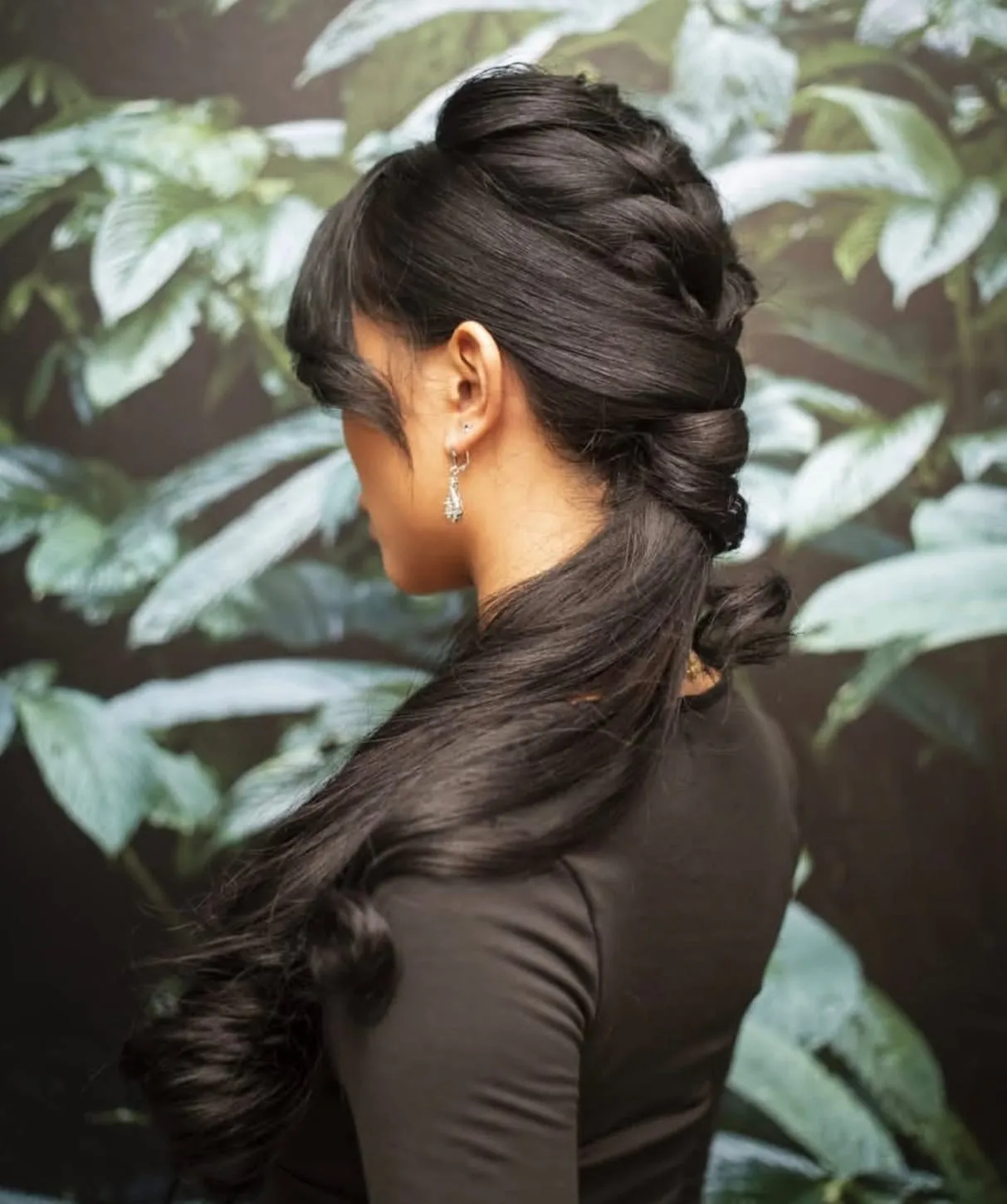 Coiffure attachée avec tresse et longue queue-de-cheval