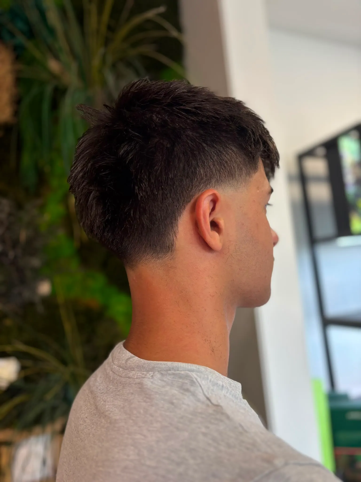 Coupe homme dégradée vue de profil dans le salon
