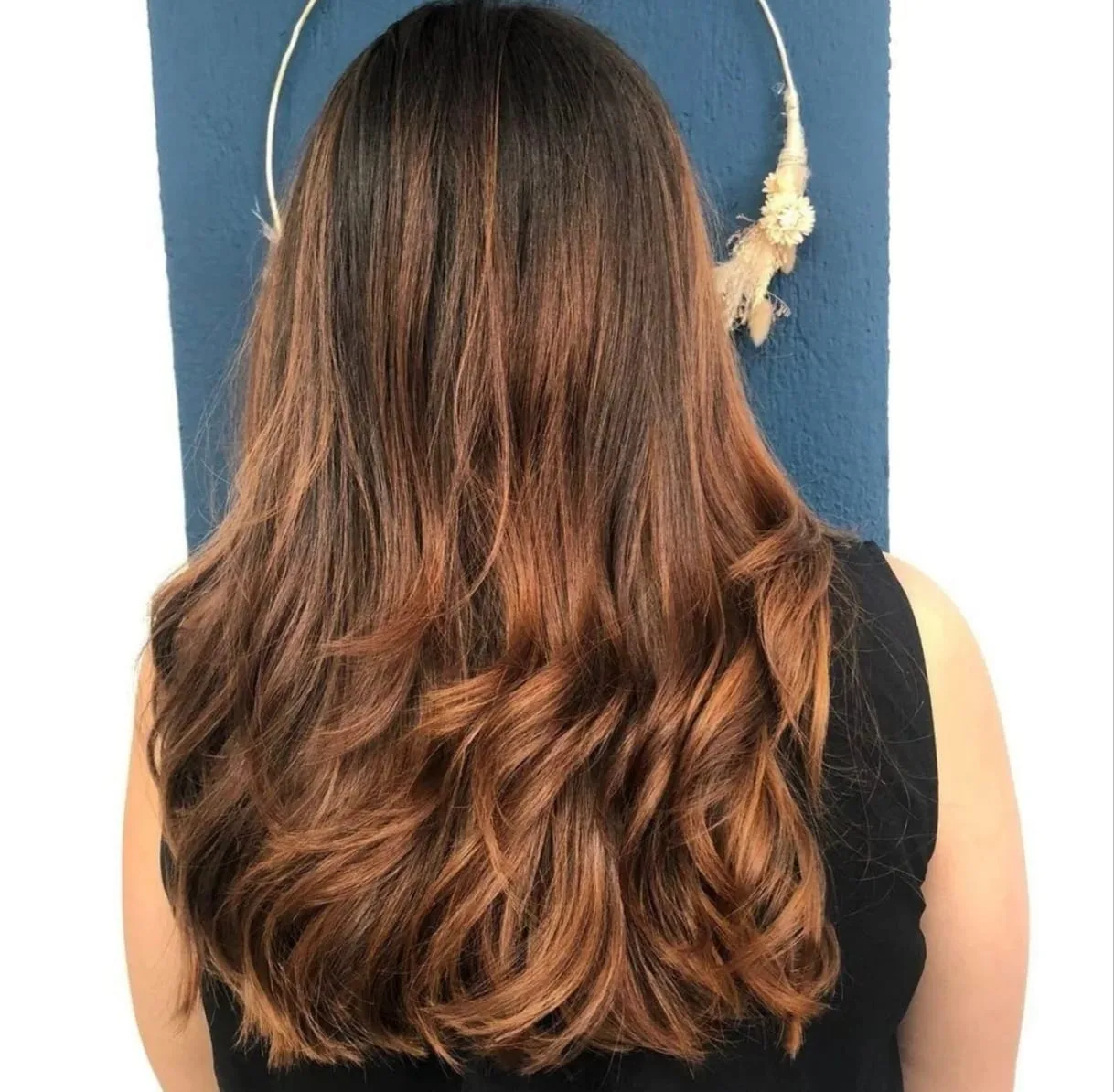 Cheveux longs bruns cuivrés coiffés en ondulations souples