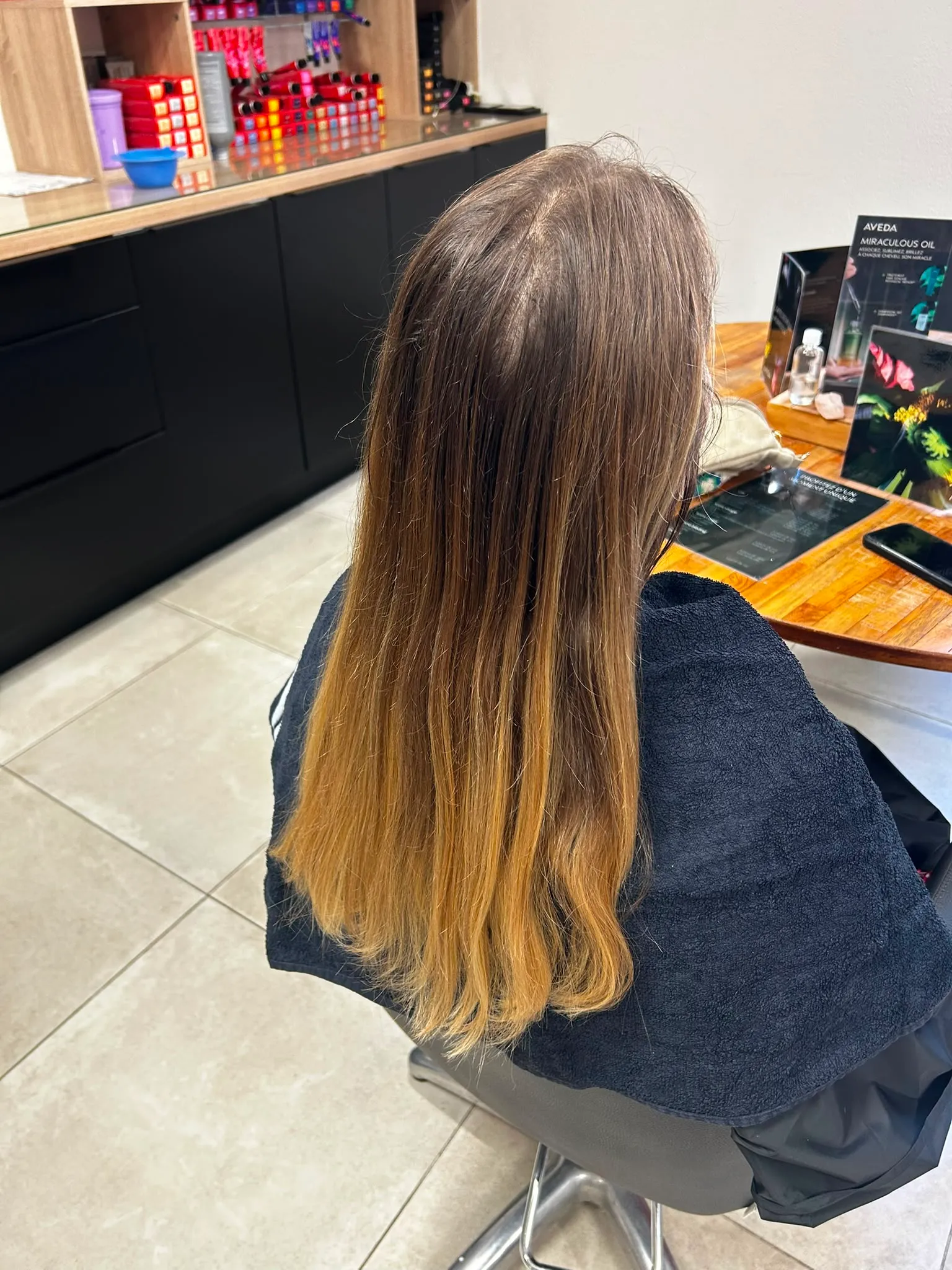 Dégradé de brun vers un blond cuivré sur cheveux longs et lisses, vu de dos