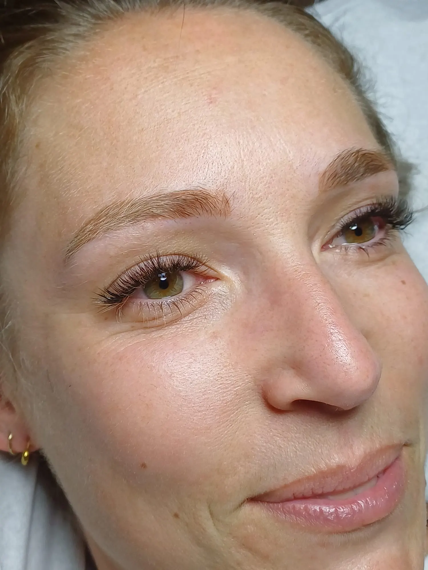 Gros plan sur des extensions de cils longs et recourbés