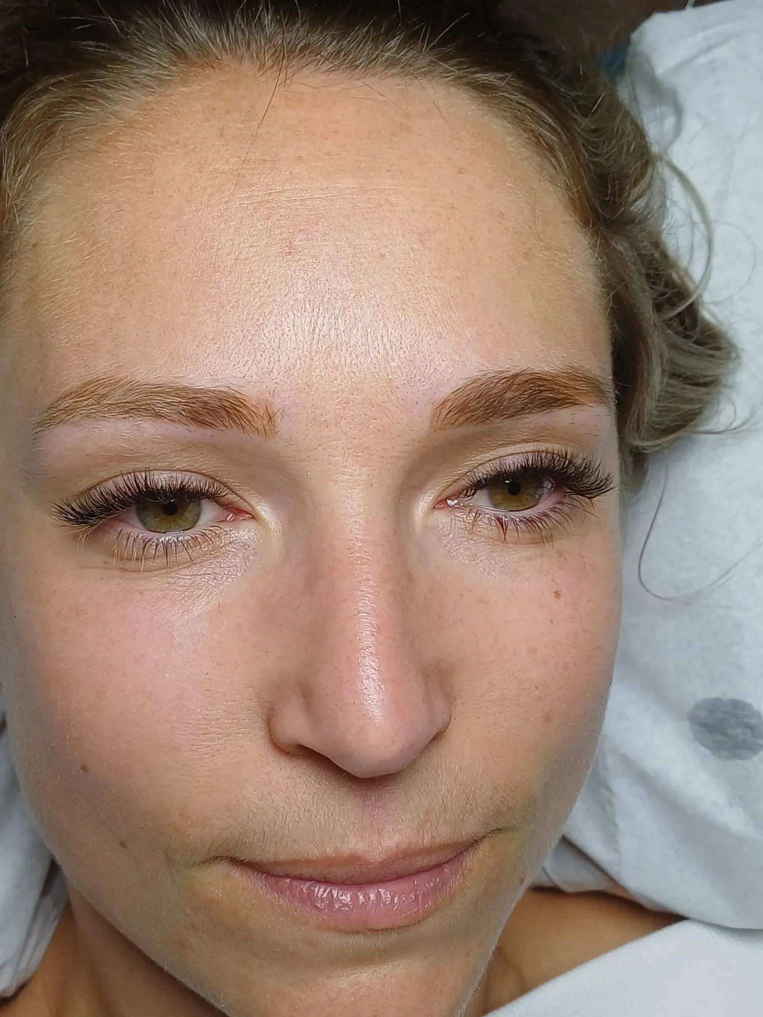 Gros plan sur des cils longs et recourbés