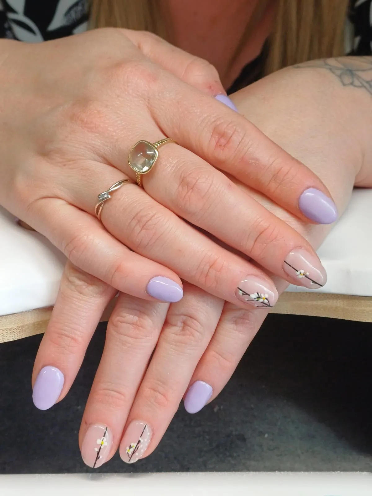 Manucure lavande et nude décorée de fleurs délicates