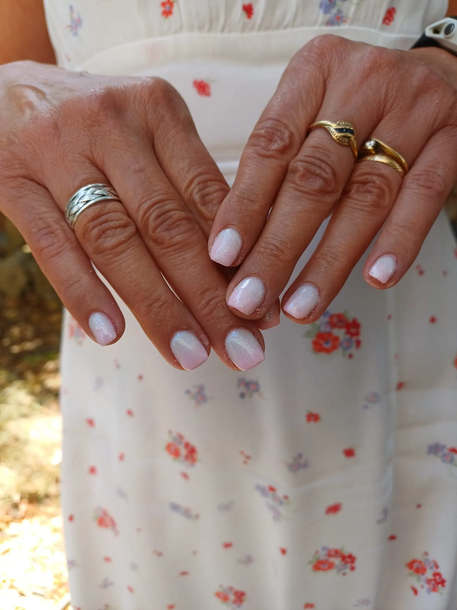 Manucure courte aux ongles rose pâle nacré