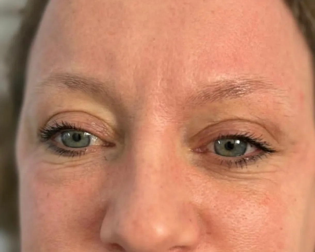 Regard aux yeux verts avec un maquillage discret et des cils soulignés